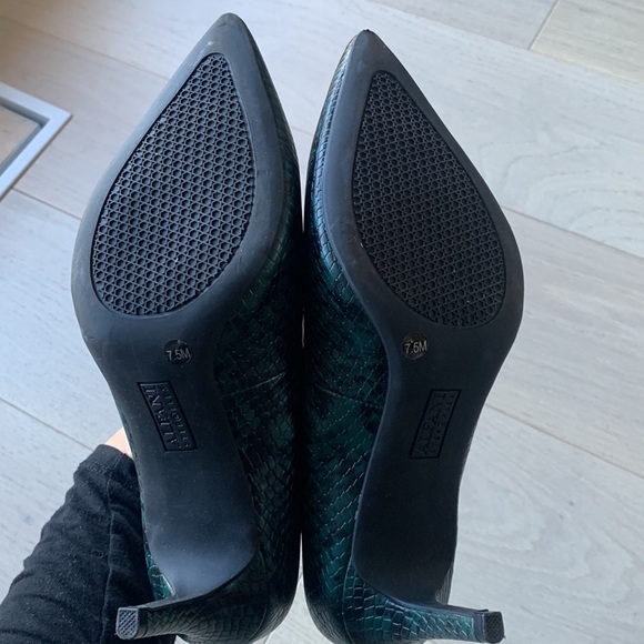 Green croc effect pointy heels. - Picture 2 of 3